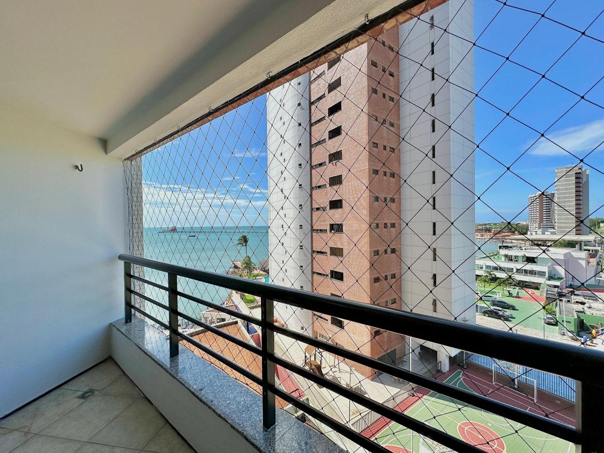 Iate Plaza, Vista Completa Da Orla De